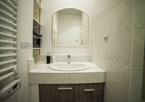 Regadera, secadora de cabello, toallas, jabón 