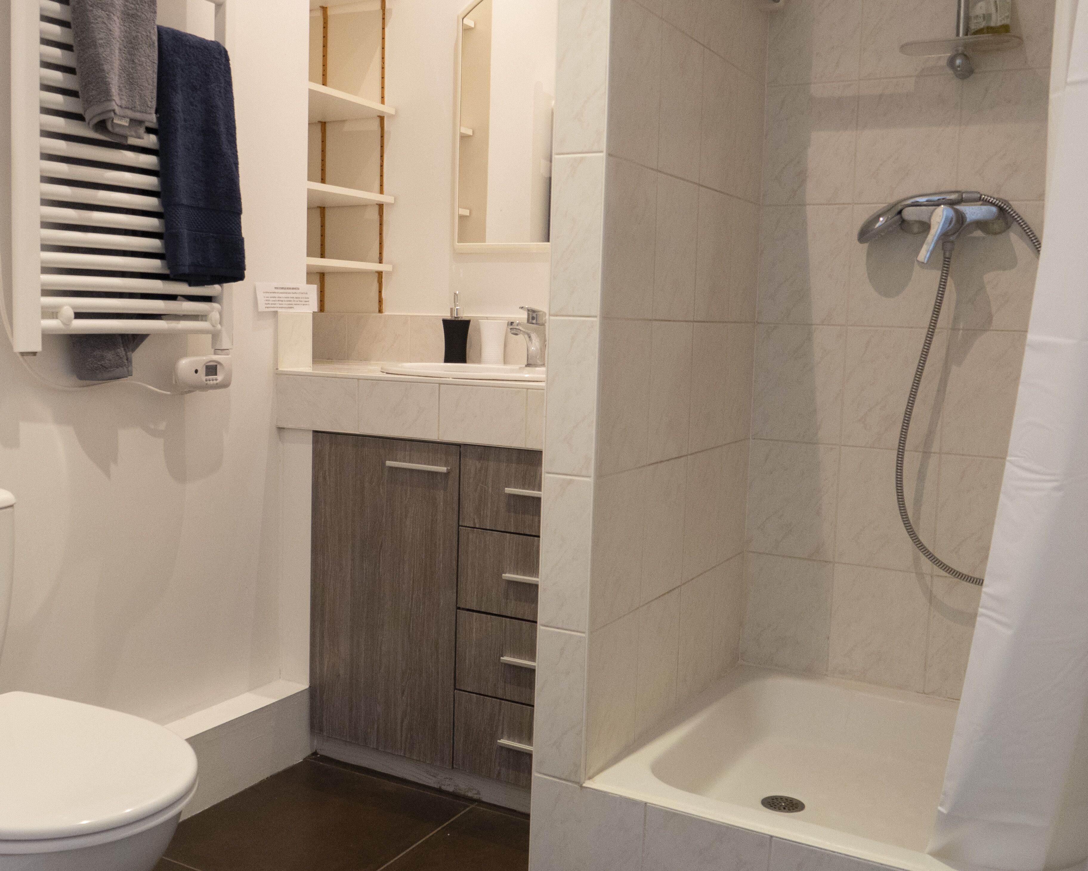 Douche, sèche-cheveux, serviettes fournies, papier toilette