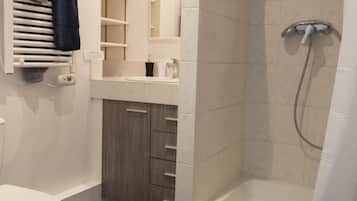 Douche, sèche-cheveux, serviettes fournies, papier toilette