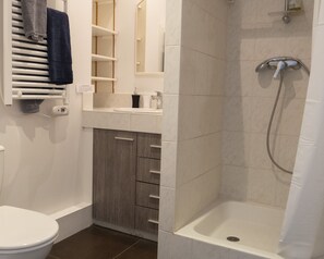 Douche, sèche-cheveux, serviettes fournies, papier toilette