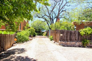 Property grounds - 1930s Adobe Gem. Eastside Neighborhood. Easy Walk To Canyon Road and Plaza. (Santa Fe)