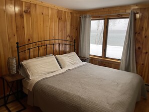 3 bedrooms, desk, free WiFi, bed sheets - Waterfront House on Huron Bay - Lake Superior - Sleeps 10! (Skanee)