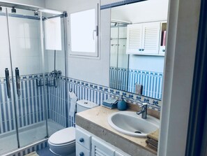 Baignoire, sèche-cheveux, bidet, serviettes fournies