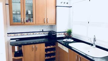 Een magnetron, een oven, een kookplaat, een vaatwasser