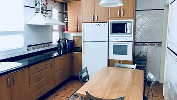 Een magnetron, een oven, een kookplaat, een vaatwasser