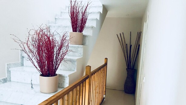 A staircase with wooden railings and potted plants on the steps. - Private pool beach. Sohail Castle (Fuengirola)