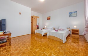 4 bedrooms, travel cot, free WiFi, bed sheets