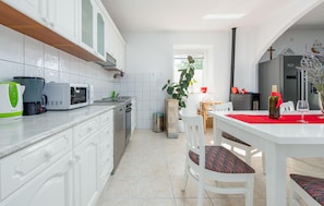 Fridge, stovetop, dishwasher, coffee/tea maker