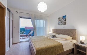 4 bedrooms, travel crib, free WiFi, bed sheets