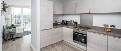 Kühlschrank, Mikrowelle, Ofen, Geschirrspüler