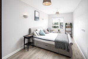 1 Schlafzimmer, Schreibtisch, schallisolierte Zimmer