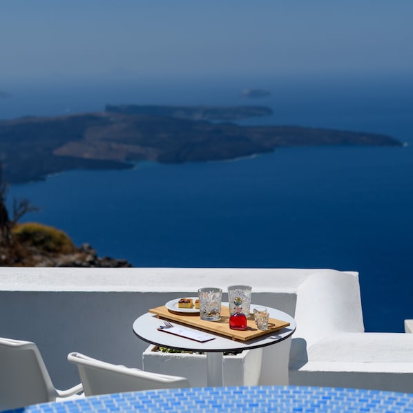 Outdoor dining - Junior Suite at Pegasus Suites & Spa (santorini)
