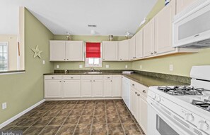 Microwave, dishwasher, coffee/tea maker, cookware/dishes/utensils - Clean and Spacious North Wildwood Condo - 4 blocks to beach and boardwalk (North Wildwood)