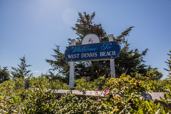 A welcome sign for West Dennis Beach.