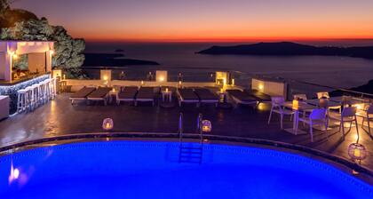 Grand Luxury Suite mit Innenpool und Whirlpool im Freien im Pegasus Suites & Spa
