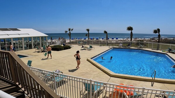 Alberca techada y alberca al aire libre