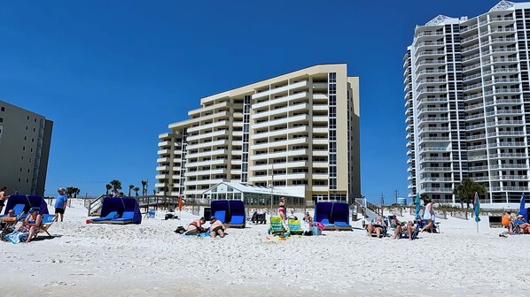 En la playa y camastros 