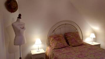 5 Schlafzimmer, Schreibtisch, Bügeleisen/Bügelbrett, Reisekinderbett