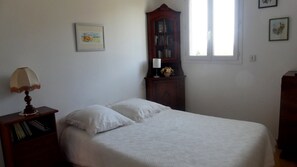 5 bedrooms, desk, iron/ironing board, travel cot