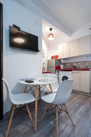 Superior Apartment, 2 Bedrooms, Kitchen, Garden Area | In-room dining