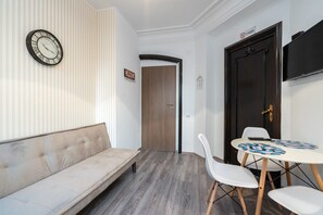 Leilighet – superior, 2 soverom, kjøkken, hageområde | Oppholdsrom | TV