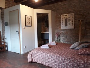 1 chambre, bureau, fer et planche à repasser, lit de bébé portatif