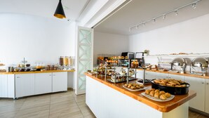 Dispositiu de buffet amb diverses opcions de menjar i un espai per al cafè.