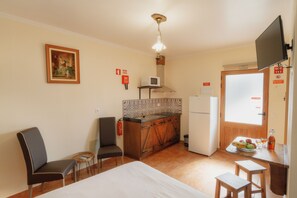 Køleskab, mikrobølgeovn, kogeplade, elkedel