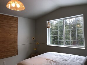 3 bedrooms, iron/ironing board, WiFi, bed sheets - Luxury Family Friendly Home ... tucked away next to Blaine Mountain (Kalispell)