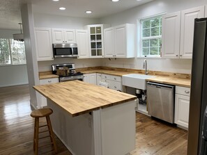 Fridge, microwave, oven, stovetop - Luxury Family Friendly Home ... tucked away next to Blaine Mountain (Kalispell)