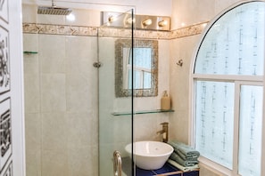 Douche, séchoir à cheveux, serviettes fournies, savon
