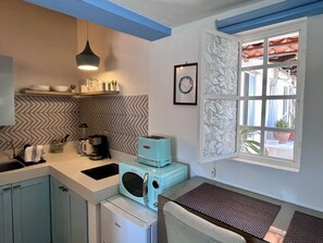 Frigorífico, microondas, placa de cocina y cafetera o tetera
