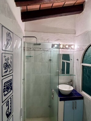 Shower, hair dryer, towels, soap - Peaceful Rooftop • Private Terrace • 3 min Beach (5 de Diciembre)
