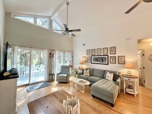 Smart TV, books - Edisto Beach Getaway!- Beach Walk! (Edisto Island)