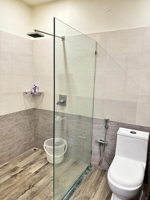 Dusj, håndklær, såpe og toalettpapir