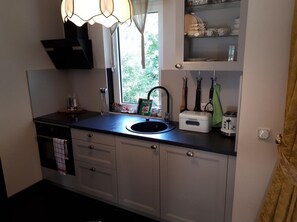 Kjøleskap, ovn, kokeplater og oppvaskmaskin