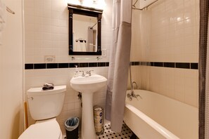 Bañera con ducha, secador de pelo, toallas, papel higiénico