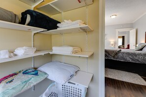 2 室のベッドルーム、デスク、アイロン / アイロン台、WiFi (無料)