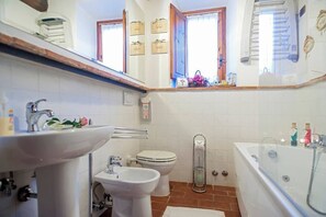 Whirlpool, Haartrockner, Bidet, Handtücher