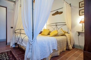 2 bedrooms, in-room safe, iron/ironing board, free WiFi - Your home in the center of Tuscany with Hot tub, Air Conditioning and Deck (Palaia)