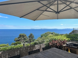 Outdoor dining - Comfortable apartment with 100m2 panoramic terrace facing the sea (Rayol-Canadel-sur-Mer)
