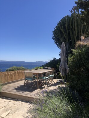 Outdoor dining - Comfortable apartment with 100m2 panoramic terrace facing the sea (Rayol-Canadel-sur-Mer)