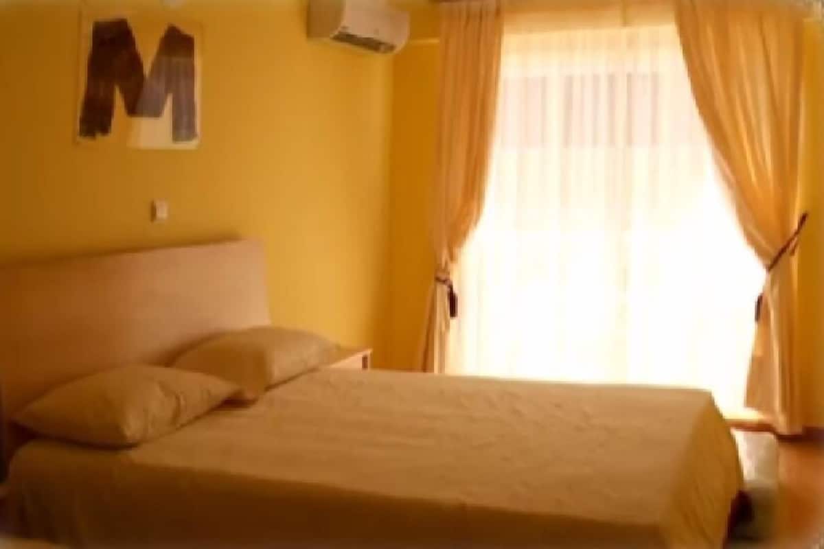 1 bedroom, individually decorated, individually furnished