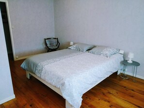 1 habitación, escritorio, tabla de planchar con plancha y cuna de viaje