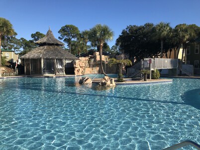 Lazy Daze 10AU-Beautiful Poolside Cottage with Loft @ the Purple Parrot
