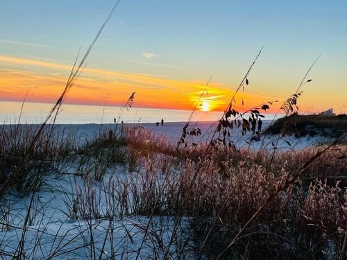 Lazy Daze 10AU-Beautiful Poolside Cottage with Loft @ the Purple Parrot