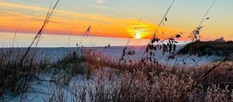 Lazy Daze 10AU-Beautiful Poolside Cottage with Loft @ the Purple Parrot