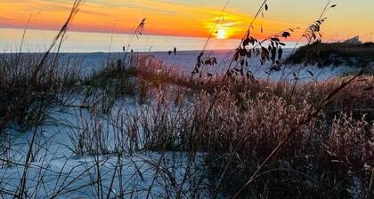 Lazy Daze 10AU-Beautiful Poolside Cottage with Loft @ the Purple Parrot