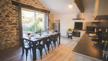 ثلاجة، ميكروويف، فرن، موقد طهي مسطح