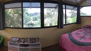 3 bedrooms, travel crib, WiFi, bed sheets